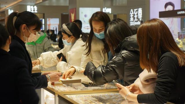 元旦黄金珠宝热销，武汉一夫妻购15万元投资金条